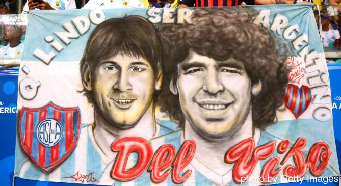 アルゼンチンで知らない人はいない両英雄のメッシ（左）とマラドーナ（右）のイラスト【アルゼンチンvsコロンビア：GS第1節】