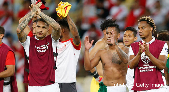 勝利を祝うペルーの選手たち 【ボリビアvsペルー：GS第2節】