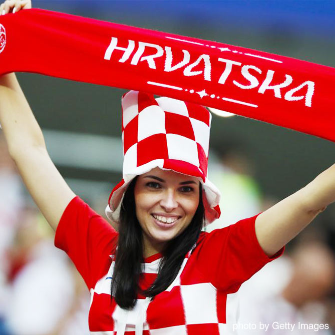 クロアチアのタオルを掲げる女性サポーター【クロアチアvsイングランド：準決勝】