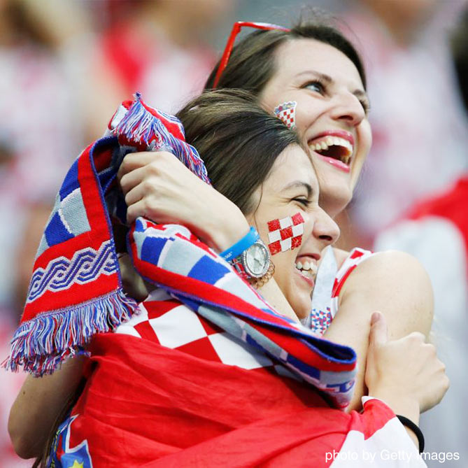 クロアチア国旗に包まり遊ぶ女性サポーターたち【クロアチアvsイングランド：準決勝】