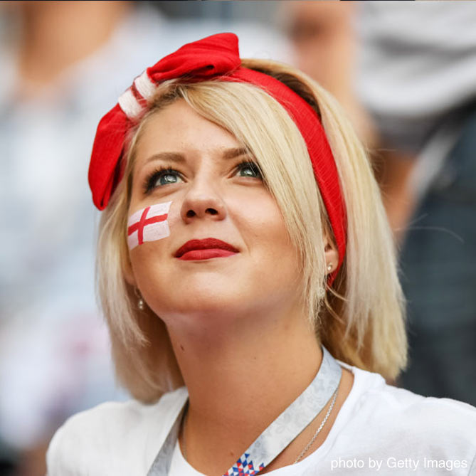 イングランド色のヘアバンドを巻く女性サポーター【クロアチアvsイングランド：準決勝】
