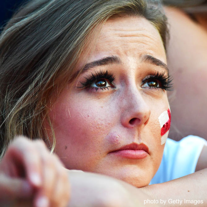 同点に追いつかれ悲しい表情を見せる女性サポーター【クロアチアvsイングランド：準決勝】