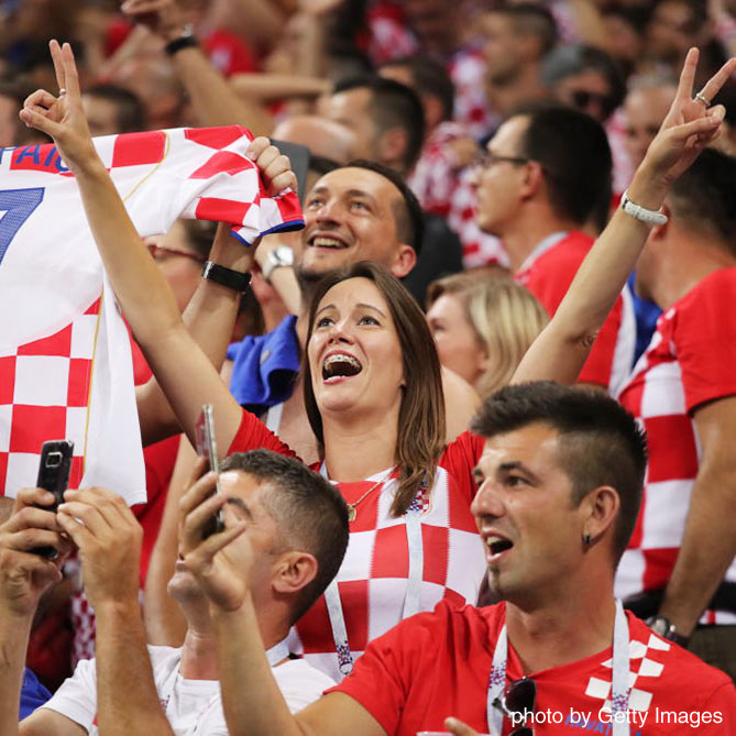 クロアチア勝利を両手を上げて喜ぶ女性サポーター【クロアチアvsイングランド：準決勝】