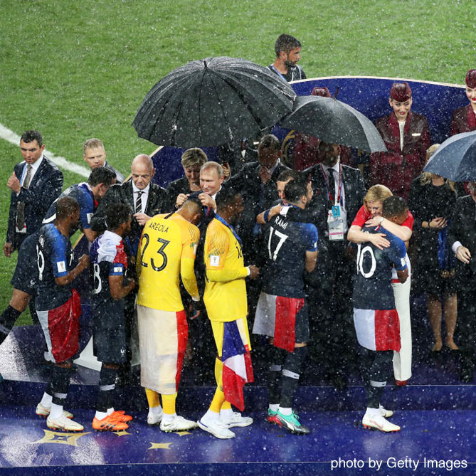 土砂降りの中、表彰を受けるフランス代表【フランスvsクロアチア：決勝】