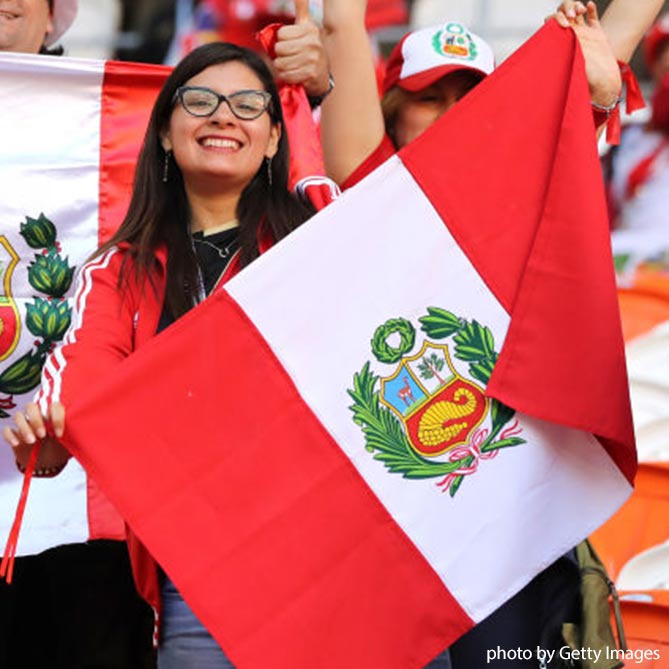 ペルー国旗を掲げる女性サポーター【ペルーvsデンマーク：GS第1節】