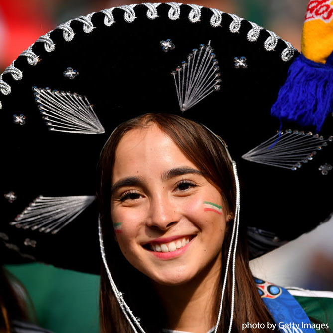 メキシカンハットをかぶる女性サポーター【ドイツvsメキシコ：GS第1節】