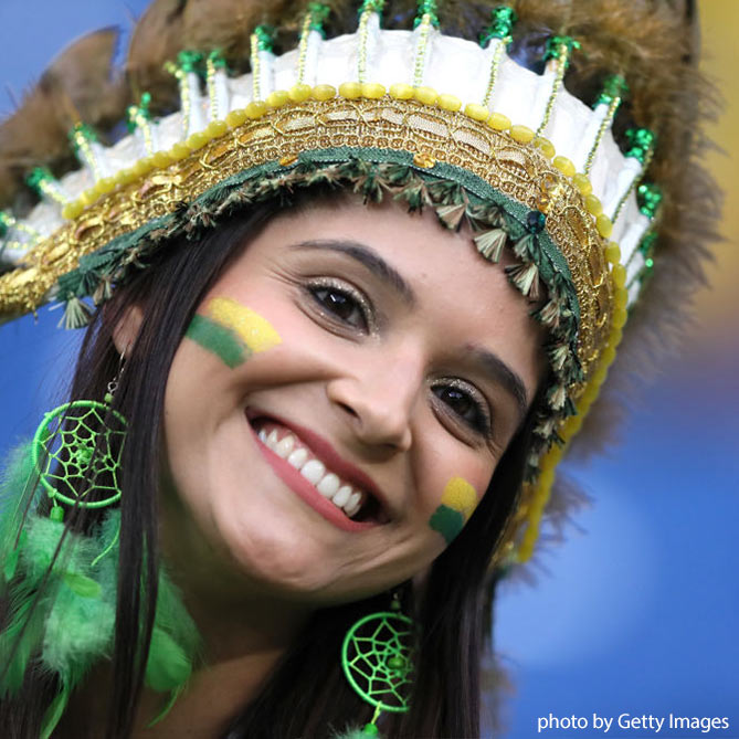 笑顔でカメラ目線を送る女性サポーター【ブラジルvsスイス：GS第1節】