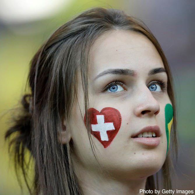右頬にスイスの、左頬にブラジルのフェイスペイントを施した女性【ブラジルvsスイス：GS第1節】