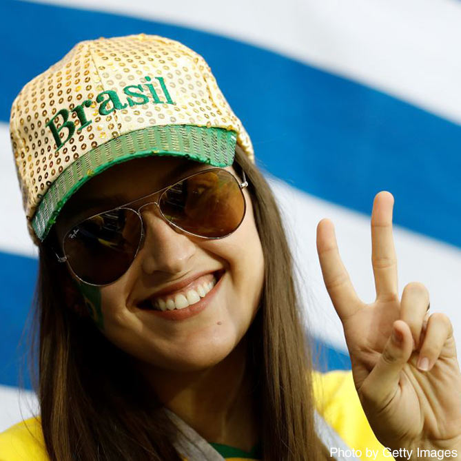 カメラに向かってピースサインをするブラジルの女性ファン【ブラジルvsスイス：GS第1節】