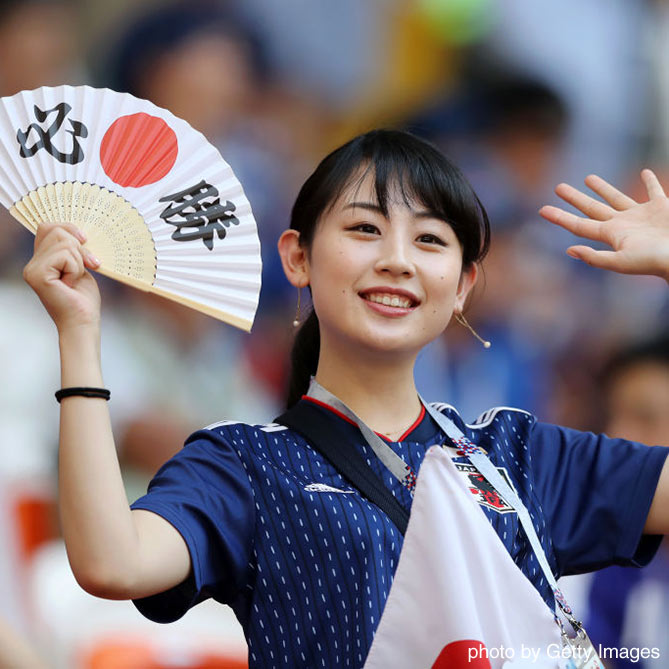 “必勝”を手に日本代表に声援を送る女性ファン【コロンビアvs日本：GS第1節】