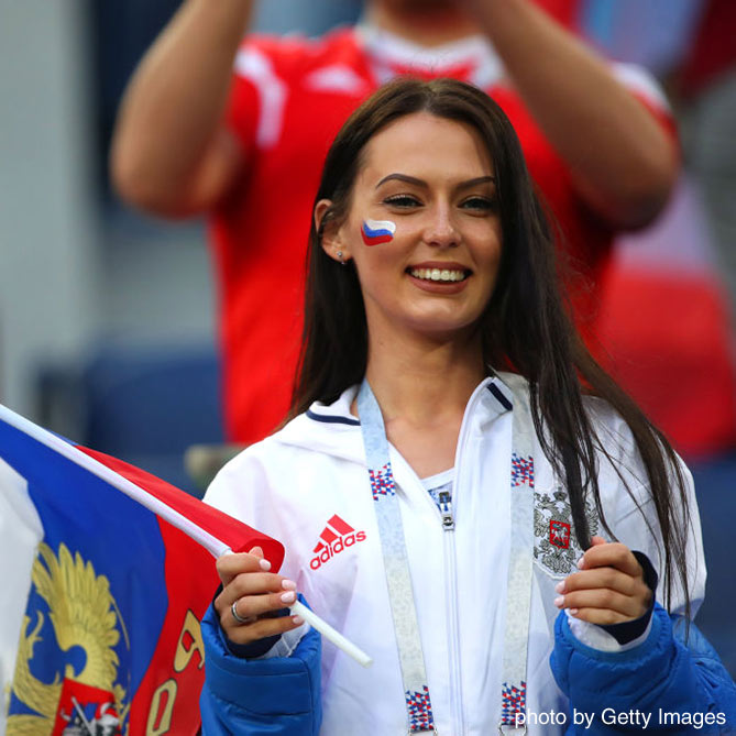 ロシア代表に笑顔で声援を送る女性ファン【ロシアvsエジプト：GS第2節】