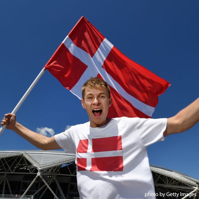 国旗を手に叫ぶデンマークサポーター【デンマークvsオーストラリア：GS第2節】