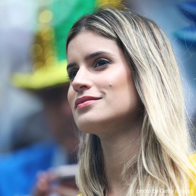 クールな表情で戦況を見つめる女性ファン【ブラジルvsコスタリカ：GS第2節】