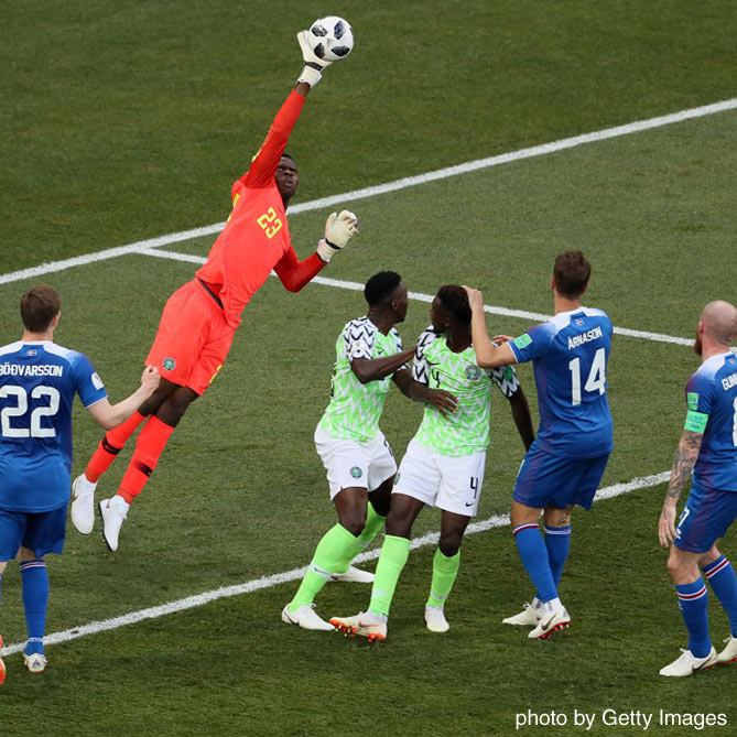 ナイジェリアの守護神ウゾホが長い腕をいっぱいに伸ばしてセーブ ナイジェリアvsアイスランド Gs第2節 写真 18ロシアw杯 サッカー Dメニュースポーツ