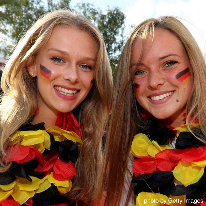 ドイツ代表の勝利を願う2人の女性サポーター【ドイツvsスウェーデン：GS第2節】