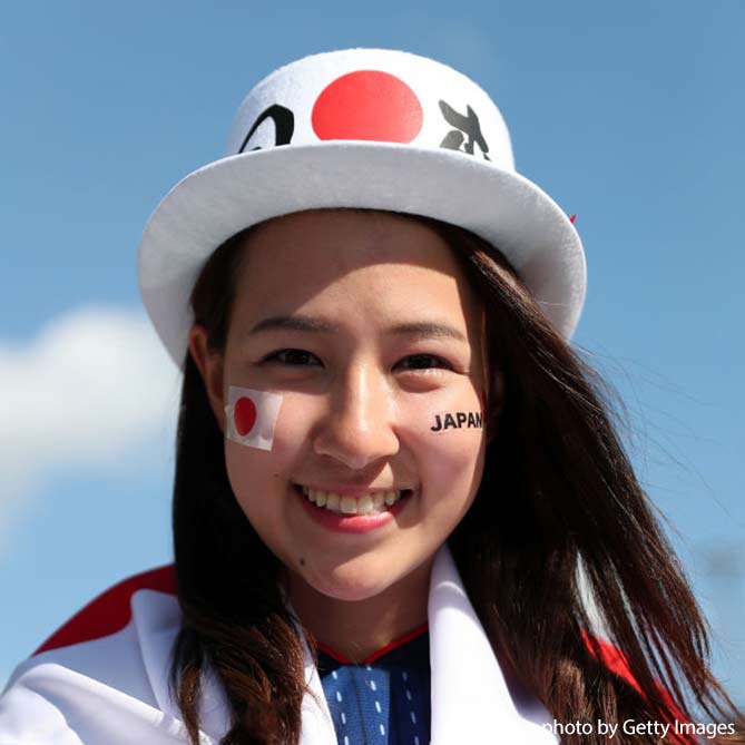 カメラ目線で微笑む女性サポーター【日本vsセネガル：GS第2節】