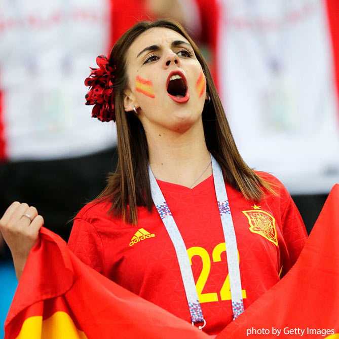 国旗を手に声を挙げる女性サポーター【スペインvsモロッコ：GS第3節】