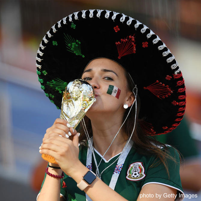 ワールドカップトロフィーのレプリカにキスをするメキシコサポーター【メキシコvsスウェーデン：GS第3節】