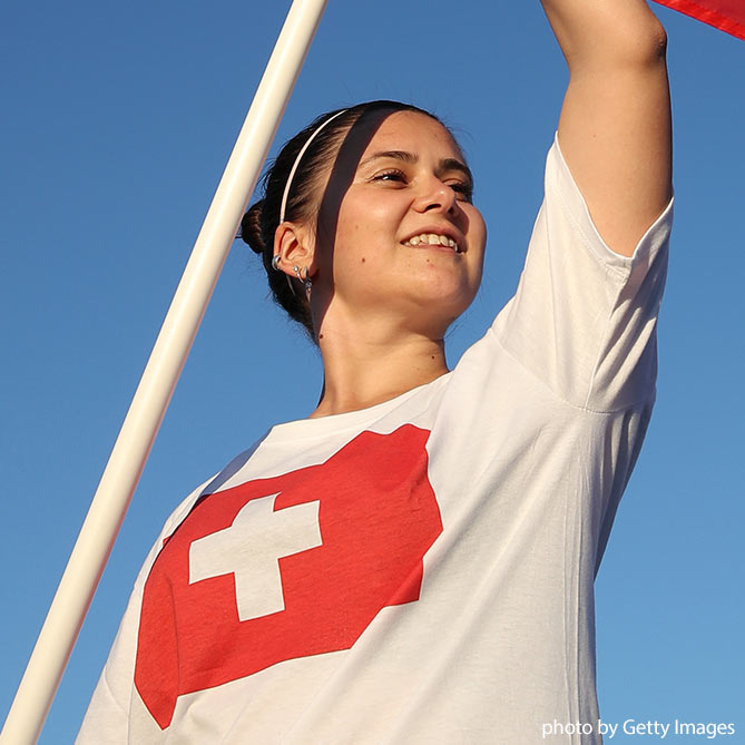 スイス国旗がデザインされたTシャツを着る女性サポーター【スイスvsコスタリカ：GS第3節】