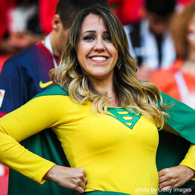 スーパーマン風衣装を身に纏った女性サポーター【セルビアvsブラジル：GS第3節】