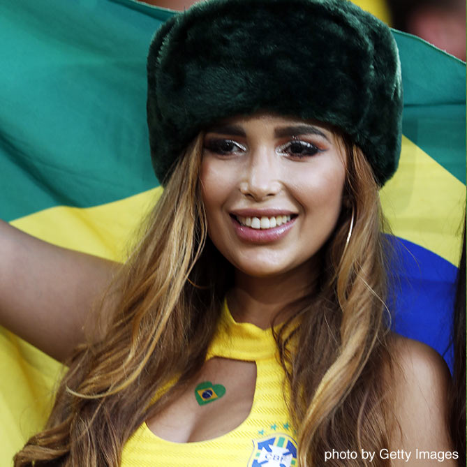 胸元にペイントを施した女性サポーター セルビアvsブラジル Gs第3節 写真 18ロシアw杯 サッカー Dメニュースポーツ