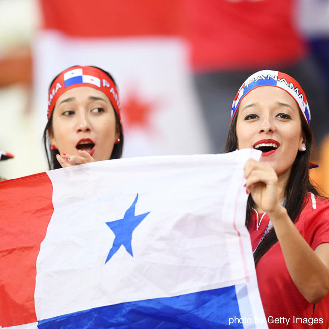 国旗を掲げるパナマ女性サポーター【パナマvsチュニジア：GS第3節】