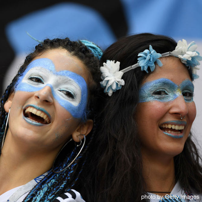 試合開始を笑顔で待つ女性たち【フランスvsアルゼンチン：ラウンド16】