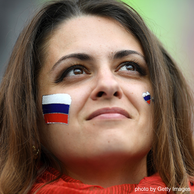ロシア美女は国旗のペイントを入れて勝利を願う【ロシアvsサウジアラビア：GS第1節】