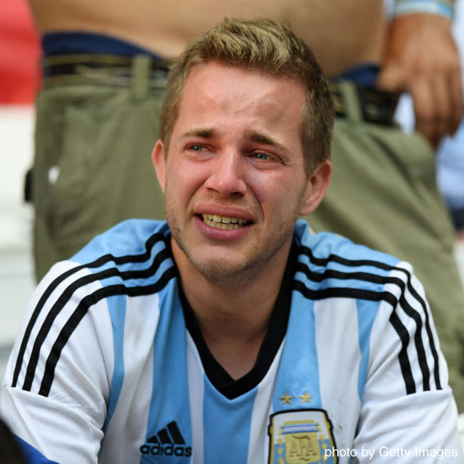 アルゼンチン代表の敗退が決まり涙する男性【フランスvsアルゼンチン：ラウンド16】