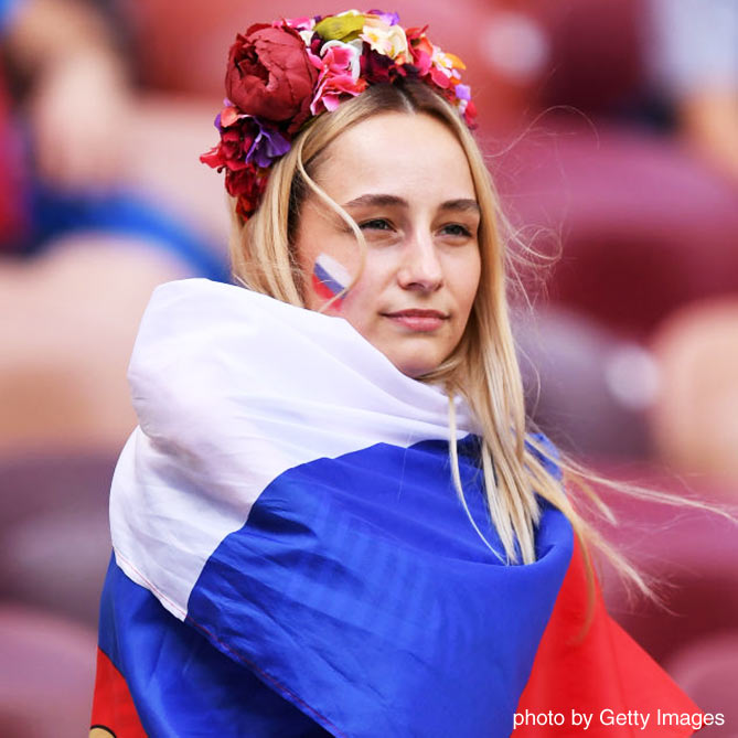 国旗を体に巻くロシア女性サポーター【スペインvsロシア：ラウンド16】