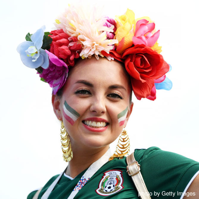 頭に花を咲かせるメキシコ女性サポーター【ブラジルvsメキシコ：ラウンド16】