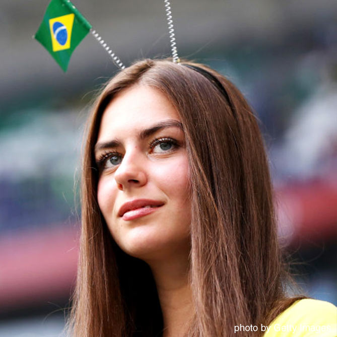 ブラジル国旗のついたカチューシャをする女性サポーター【ブラジルvsメキシコ：ラウンド16】