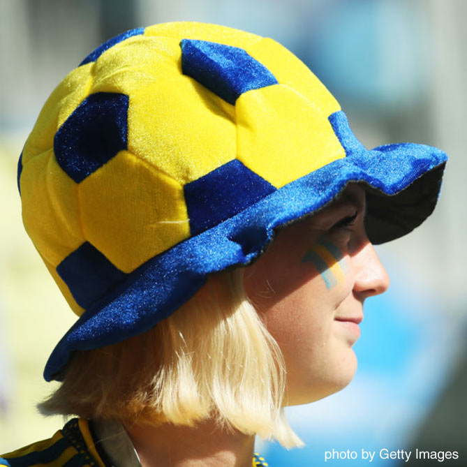 サッカーボール型の帽子を被る女性サポーター【スウェーデンvsスイス：ラウンド16】