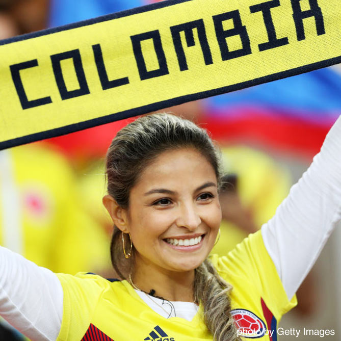 コロンビアのタオルを掲げる女性サポーター コロンビアvsイングランド ラウンド16 写真 2018ロシアw杯 サッカー Dメニュースポーツ