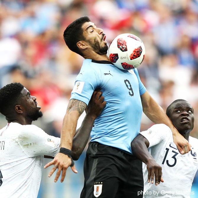 カバーニがいないからか前線で孤立することの多いスアレス ウルグアイvsフランス 準々決勝 写真 18ロシアw杯 サッカー Dメニュースポーツ