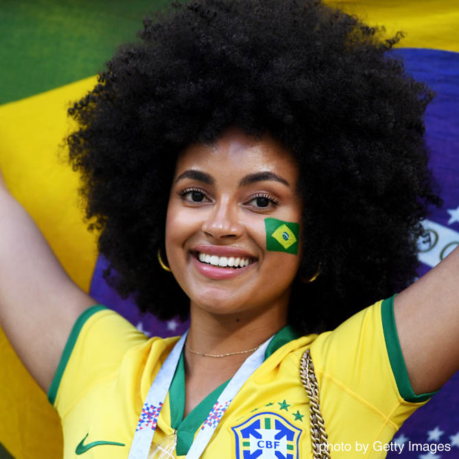 頬に国旗ペイントをしたアフロの女性サポーター【ブラジルvsベルギー：準々決勝】