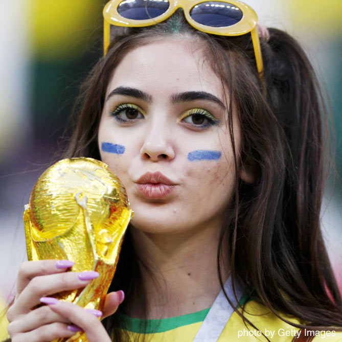 ワールドカップトロフィーのレプリカを持つサポーター【ブラジルvsベルギー：準々決勝】