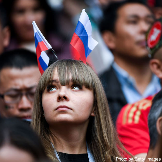頭に国旗を差したロシアの女性サポーター【ロシアvsサウジアラビア：GS第1節】