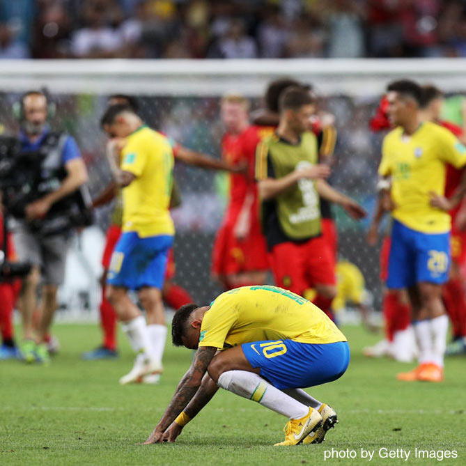 敗戦のショックで崩れ落ちるネイマール【ブラジルvsベルギー：準々決勝】