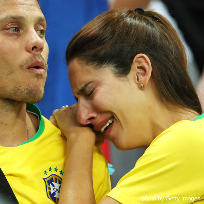 男性の肩を借りて泣くブラジル女性サポーター【ブラジルvsベルギー：準々決勝】