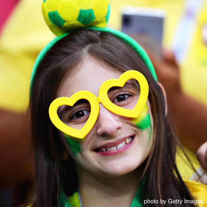 ハート形の眼鏡をかけるブラジル女性サポーター【ブラジルvsベルギー：準々決勝】