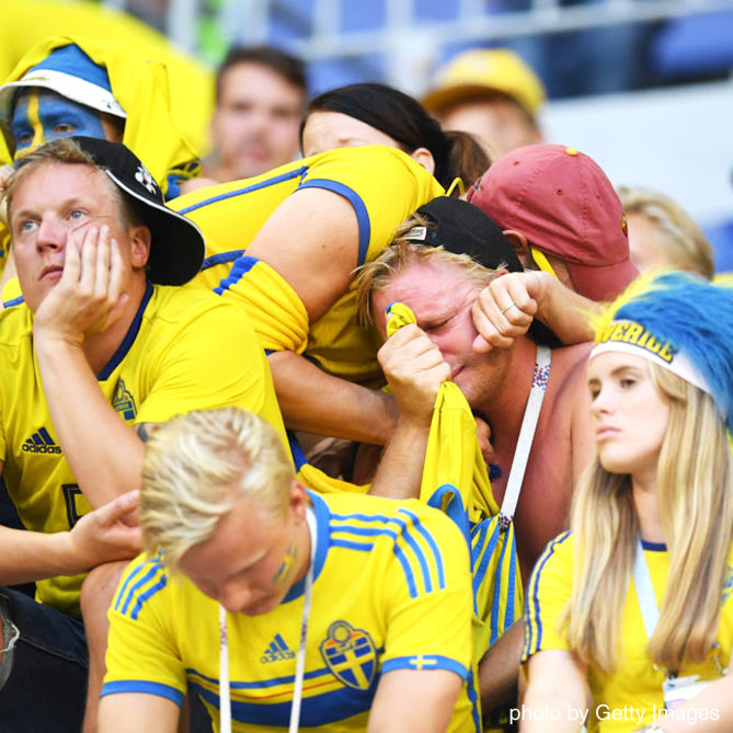 敗戦に泣き崩れるスウェーデンサポーター【スウェーデンvsイングランド：準々決勝】