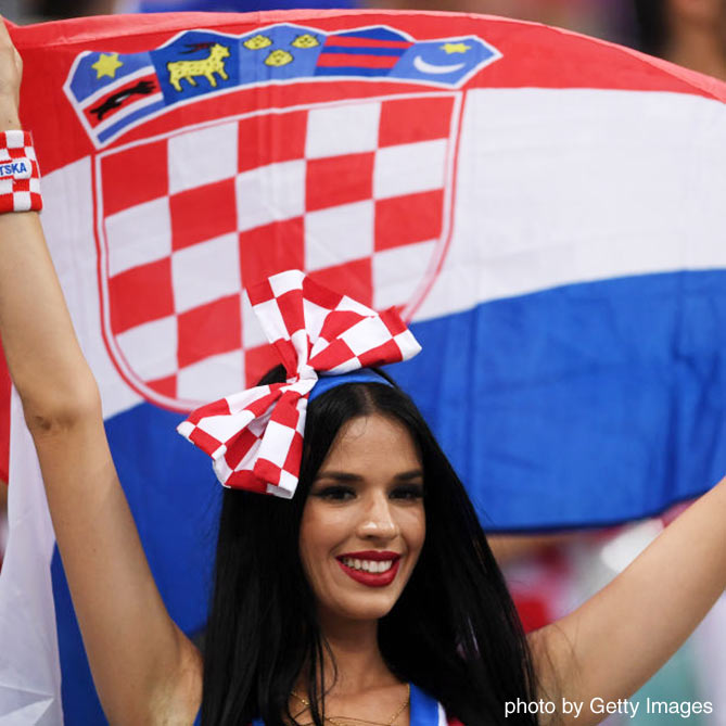 クロアチア国旗を広げ頭に赤白のリボンを付けた女性サポーター【ロシアvsクロアチア：準々決勝】