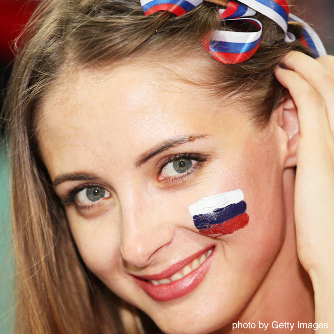 髪を耳にかけながらカメラ目線の女性サポーター【ロシアvsクロアチア：準々決勝】