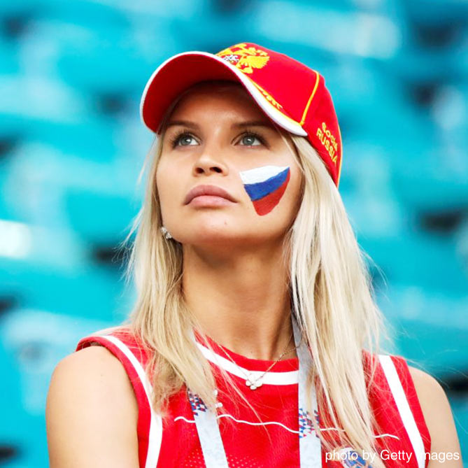 キャップを被った女性サポーター【ロシアvsクロアチア：準々決勝】