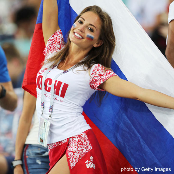 ロシア国旗を広げ微笑む女性サポーター ロシアvsクロアチア 準々決勝 写真 18ロシアw杯 サッカー Dメニュースポーツ