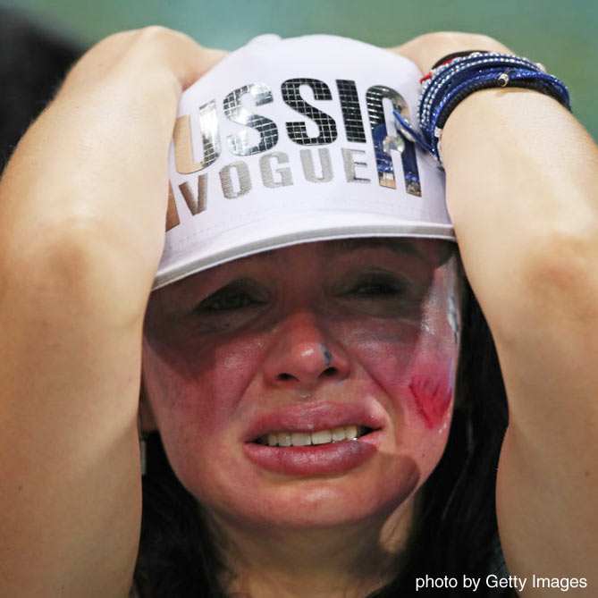 ロシア敗戦に頭を抱え涙でペイントが剥げてしまった女性サポーター【ロシアvsクロアチア：準々決勝】