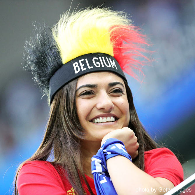 頭にベルギー国旗色のカツラを被る女性サポーター フランスvsベルギー 準決勝 写真 18ロシアw杯 サッカー Dメニュースポーツ